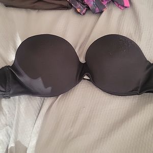 Black strapless bra